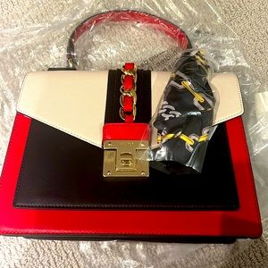 It’s still brand new. Haven’t used it at all! Just sitting on my closet. 👜